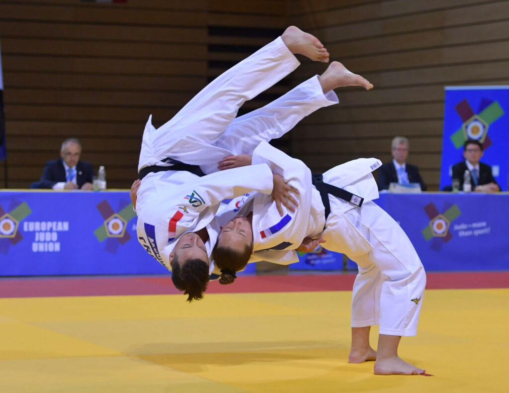 Huge backwards Judo throw at grand slam